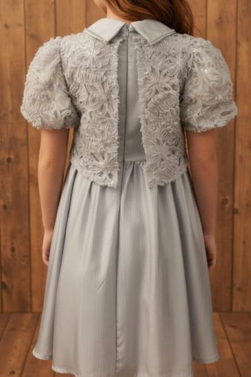 صورة فستان سماوي أنيق مزين بالتل على الصدر